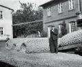 Bild: Archiv Fa. Mehler
Firmenbesitzer Ludwig Mehler vor den gefertigten Torpedonetz im Hof der Firma Mehler. In der Folge sollte er sich auch noch zum Spezialisten für Tabakmischungen entwickeln.