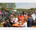 Archivbild: frd
Radeln mit der Familie oder Freunden sowie eine gemütlich Einkehr, wie hier am Vereinsstodl Pertolzhofen, bietet der Radlersonntag am 27. April. Gleich elf Stationen laden von Wölsendorf bis Stadlern zu einer Pause ein.