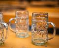 Symbolbild: Peter Kneffel/dpa
Leere Biergläser stehen in einem Biergarten: Der Konsum von alkoholhaltigem Bier sinkt.
