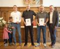 Bild: Thomas Graml/Stadt Amberg
Markus Jokiel (Zweiter von rechts), Geschäftsführer der Firma Jokiel GmbH, André Vales (Zweiter von links), Geschäftsführer von PIA Automation Amberg, und Philipp Wondra (links), Inhaber von Wondra EDV, wurden für die Leistungen ihrer Unternehmen im Bereich des Umwelt- und Klimaschutzes ausgezeichnet. Oberbürgermeister Michael Cerny (rechts) überreichte die entsprechenden Urkunden.
