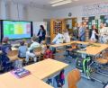 Bild: Dominik Göhl/Landratsamt Tirschenreuth
Mathe-Unterricht im Klassenzimmer von Konrektorin Martina Reichl: Bei einem Besuch an der Marien-Grundschule überzeugte sich die Delegation von konkreten Schritten zur Inklusion.