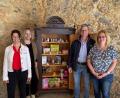 Bild: Johanna Wenisch/exb
Michaela Günthner und Melanie Wenisch (von links) vom Schafferhof-Team sowie (von rechts) Familienbeauftragte Andrea Schwägerl und Uwe Rosner vom Förderverein Schafferhof vor dem „Hinundmit“-Schrank.