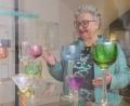 Bild: Wolfgang Steinbacher
Museumsführerin Cornelia Platz führt durch die neue Dauerausstellung mit Glas, Steingut und Porzellan im Bergbau- und Industriemuseum im Kulturschloss Theuern.
