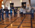 Bild: gi
Die ersten Gäste bestaunen bei der Ausstellungseröffnung im Moosbacher Rathaus eines der Bilder Simon Süß'.