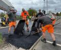 Bild: ihl
Richtung Naabbrücke wird nach den Stopfarbeiten der Bahn der Straßenasphalt aufgetragen und angeglichen..
