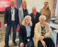 Bild: Müller-Ntokas/exb
Es gratulierten zum Dienstjubiläum von Regina Koller (vorne): Das Schulteam 
sowie Personalchef Stefan Schmidberger (links) und Robert Seitz, Abteilungsleiter 
Bildung und Soziales (Mitte).
