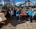 Bild: gz
Bei herrlichem Wetter feiern die Gäste, darunter 3. Bürgermeister Bernd Reil (rechts), auch vor dem Kommunbrauhaus.