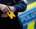 Bild: Rolf Vennenbernd/dpa
Als der Mann nicht auf die Anordnungen der Beamten reagiert, kommt ein Taser zum Einsatz. (Symbolbild)