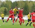Archivbild: Gebert
Nico Stark vom FC Tirschenreuth setzt sich im Luftkampf gegen zwei Konnersreuth durch. Aus: TSV Konnersreuth - FC Tirschenreuth 2:1.