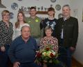 Bild: dob
Waltraud und Johann Preßl sind seit 50 Jahren glücklich verheiratet und feierten jetzt dankbar Goldene Hochzeit. Sohn Stefan mit seiner Familie ist der ganze Stolz des Paares. Bürgermeister Andreas Wutzlhofer (rechts) wünschte dem Jubelpaar viel Gesundheit und noch viele weitere glückliche Jahre.