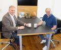 Archivbild: Carolin Böckl/Stadt Kemnath/exb
Auch Bürgermeister Roman Schäffler (rechts) und Geschäftsführer Reinhard Herr haben sich ihren Kaffee schon aus einer der bisherigen Kemnath-Sammeltassen schmecken lassen.