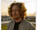 Bild: Leo Müller-Klönne for MIGHTKILLYA/exb
Michael Schulte gibt das Konzert zur Eröffnung der Glasschleif in Marktredwitz.