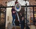 Bild: Josef Rosner
Mesner Dominik Sirtl, Hans Schnur und Stadtpfarrer Dr. Thomas Vogl (von links) packten beim Abbau des Papstwappens an.