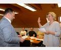 Bild: bey
Sabine Meißner legt als neue Marktgemeinderätin in Luhe-Wildenau vor Bürgermeister Sebastian Hartl den Eid ab.