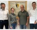 Bild: Fleißner/exb
Im Fensterbacher Rathaus wurde der Vertrag unterzeichnet. Das Bild zeigt (von rechts) Wolfgang Dumm, Florian Adam, Ina Ebner und Daniel Liegl (von rechts).