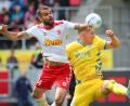 Bild: Daniel Karmann/dpa
Der Regensburger Robin Ziegele (l) kämpft mit dem Braunschweiger Julian Baas um den Ball.