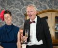 Bild: kki
Theo Häuslein (Thomas Fritsch) gratuliert seiner Frau Paula (Annette Frischholz) mit mäßigem Erfolg zum Geburtstag.