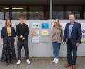Bild: jeb
Schulleiter Stephan Drexler (rechts), Tschechischlehrkraft Dana Fialova (links) und zwei Schüler der Talentklassen, Robin Baumgärtner (10. Klasse) und Anna Zwerenz (9. Klasse), sind vom Wert des bilingualen Angebots überzeugt.