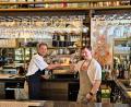Bild: Torsten Ernstberger/fph
So kennt man Vaclav Hartmann (links) und Curtis Cannon: Regelmäßig sorgen die beiden Barleiter für Getränkenachschub in der Thorn-Bar & Café.