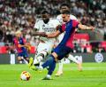 Bild: Jose Breton/AP/dpa
Im Pokalfinale gegen den FC Barcelona leistete sich Antonio Rüdiger (l) einen heftigen Aussetzer.