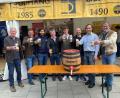 Bild: gsp
Nach dem erfolgreichen Fassanstich stießen die Organisatoren des Bierfestes an. Von links: Arno Diener (Sudhang Hausbrauerei), Reiner Volkert (Kulturamtsleiter), Maximilian Winkler (Brauerei Winkler), Anton Bruckmüller (Brauerei Bruckmüller), Xaver Bruckmüller (Juniorchef Brauerei Bruckmüller), Dirk Scheffel (Schloderer Bräu), Franz Kummert (Brauerei Kummert) und Martin Sterk (Brauerei Sterk, Raigering).
