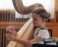 Bild: Ina Piehler
Sie spielt Harfe und singt wie ein Engel: Antonia Beer (8) von der Familienmusik Beer aus Rötz.
