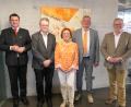 Bild: Stefan Karl/exb
Sie freuen sich über eine gelungene Ausstellungseröffnung: Landrat Thomas Ebeling, ZMS-Verbandsdirektor Thomas Knoll, die Künstlerin Irene Duscher, Stadtpfarrer Christian Kalis sowie Schwandorfs Oberbürgermeister Andreas Feller (von links).