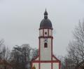 Archivbild: amö
Da fehlt doch was – seit 3. Januar 2021. Wann und ob der Winklarner Kirchturm wieder seine Wetterfahne bekommt, ist so ungewiss wie Anfang Januar 2021, als sie aus Sicherheitsgründen abgenommen werden muss.