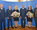 Bild: dob
Polizeipräsident Thomas Schöniger verabschiedete Polizeioberkommissar Dominik Plank (mit Ehefrau Ramona) und führte Polizeihauptkommissar Wolfgang Achtert (mit Ehefrau Katharina) in sein Amt ein. Dazu gratulierte Personalratsvorsitzender Christian Kiener (von links).