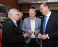 Bild: Joachim Gebhardt [ge] (Lurchi.sulzbach@t-online.de)
Finanzminister Albert Füracker (rechts) sprach beim "Forum der Begegnung" im Capitol auch kurz mit Manager Karl Reyzl (links) und Landrat Richard Reisinger über die Altlastenvereinbarung zwischen Freistaat und MH.