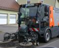Bild: jr
Schon im Einsatz ist die neue Kehrmaschine der Stadt Mitterteich, wie hier in der Marktredwitzer Straße. Mit dem wendigen Fahrzeug hofft die Stadt auf eine Verbesserung der Sauberkeit auf Straßen und Gehwegen.
