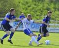 Bild: Hubert Ziegler
Spielertrainer Sebastian Bauer (Mitte) vom SV Freudenberg erzielt in dieser Szene das 2:0 gegen den SV Raigering. Als Tabellendritter fordert der SVF am kommenden Spieltag den Zweiten 1. FC Rieden heraus.