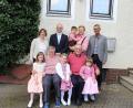 Bild: ds
Die Freude über die Goldene Hochzeit teilen Gerlinde und Georg Ertel mit (hinten, von links) Tochter Gitte, den Söhnen Gilbert und Gerald (mit Enkel Leopold), sowie Bürgermeister Peter Achatzi. Das Jubelpaar umschwärmen die Enkelinnen Emilia, Maja und Magdalena (von links).