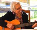 Bild: ubb
Erna Häring spielt im Alter von 101 Jahren noch Gitarre, jeden Dienstag sogar im Seniorenheim "Haus Mühlbühl" für die Heimbewohner.
