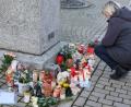 Bild: le
Zur Trauer- und Gedenkstätte für den Neunjährigen, der bei dem Attentat am Weihnachtsmarkt in Magdeburg umkam, wurde in Floß die Marktsäule mitten im Herzen des Ortes.