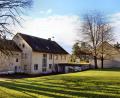 Bild: ds
Während am Erhalt der Turnhalle (rechts im Bild) auch für Veranstaltungen festgehalten wird, gibt es über die Zukunft des Schulhauses in Etzelwang noch keine endgültige Entscheidung.