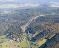 Bild: mür
Der Naturpark Steinwald soll bis in den Hessenreuther Wald ausgedehnt werden. Das Archivbild zeigt den Hessenreuther Wald aus Südwestrichtung. Das Dorf unten links ist Hessenreuth.