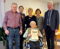Bild: Jochen Neumann/Stadt Erbendorf/exb
Hermine Schieder (vorne) freut sich über die Glückwünsche von Sohn Ludwig, den Töchtern Christl, Evi und Irmgard sowie Bürgermeister Johannes Reger (von links).