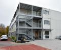 Bild: Stephan Huber
Die Containeranlage steht am Hartplatz neben der Walter-Höllerer-Realschule in Sulzbach-Rosenberg. In dem dreistöckigen Gebäude sind momentan rund 85 Personen auf 34 Zimmer aufgeteilt.