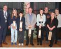 Bild: stg
Erfolgreiche Sportler wurden in der Weihnachtssitzung des Kemnather Stadtrates von Bürgermeister Roman Schäffler (links) ausgezeichnet: Eva Merkl, Michael Hage, Hubert Schulze sowie das Bossel-Team des VSV Kemnath. An der Teilnahme verhindert war Fabian Plannerer.