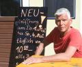 Bild: Gabi Schönberger
Ein paar Tage nach Unterzeichnung des Pachtvertrages Anfang des Jahres verletzte ich Wolfgang Huttarsch schwer. Es gelingt ihm dennoch, die Gaststätte der Freizeitanlage in Neustadt/WN zum 1. Mai zu eröffnen.