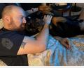 Bild: Michelle Schubert/exb
Ein starkes Team: Der US-Army-Veteran Dennis Dale McQuay und sein Assistenzhund Tank.