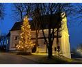 Bild: Pater Stanislaus
Bei einbrechender Dunkelheit leuchten Christbaum und Felixkirche in warmgelbem Licht.