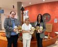 Bild: Corinna Frischmann, Kliniken Nordoberpfalz
Stefan Brandmüller und Brigitte Fenzl übergaben Sissy Räth (Mitte) 70 Trösterbärchen für die Kinderklinik Weiden.