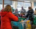 Bild: Daniel Vogl/dpa
Für Bayerns Tafeln (hier in Coburg) wird die Lage nicht einfacher: Die Bedürftigen werden mehr, die Lebensmittelspenden weniger.