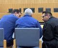 Bild: Nils Ganzmann
Vor dem Beginn des zweiten Verhandlungstags beratschlagte sich der Angeklagte mit seinem Anwalt Matthias Haberl (rechts). Ein Dolmetscher (links) übersetzte das Gespräch.