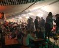 Bild: fks
An jedem Abend, wie hier am Samstag, tanzten Besucher ausgelassen auf den Bänken.