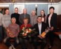 Bild: dob
Die geschäftsführende Vorständin Barbara Wutzlhofer (mit Blumenstrauß) gibt ihren Posten an die Vohenstraußerin Sandra Wildenauer-Näger (rechts) weiter. Peter Dineiger (hintere Reihe, Mitte) bleibt Aufsichtsratsvorsitzender.