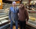 Bild: Matthias Bäumler/fph
Celal Öztürk (links) übergibt seine Bäckerei in Marktredwitz an Ghulan Reza Mohammadi (rechts).