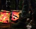 Symbolbild: Sebastian Gollnow/dpa
Buntes Laub, Esskastanien und mehr Lichter und Laternen in der Dunkelheit – der Herbst ist da.